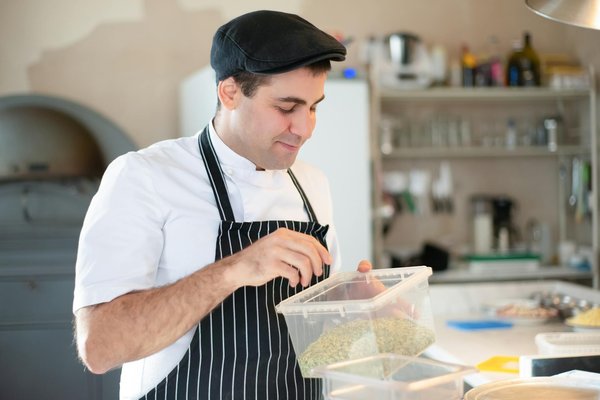 Découvrez les secrets d"un gratin dauphinois ultra crémeux avec une croûte dorée irrésistible !